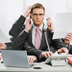 uomo ufficio multitasking