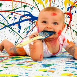 bambino che gioca con colori